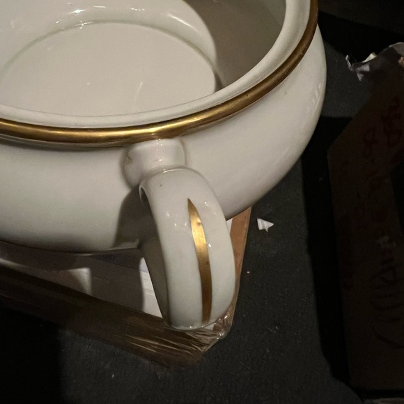 Vintage 22k yellow gold trim and cream large bowl with lid 6.2”high;7.4”diameter - Picture 5 of 12